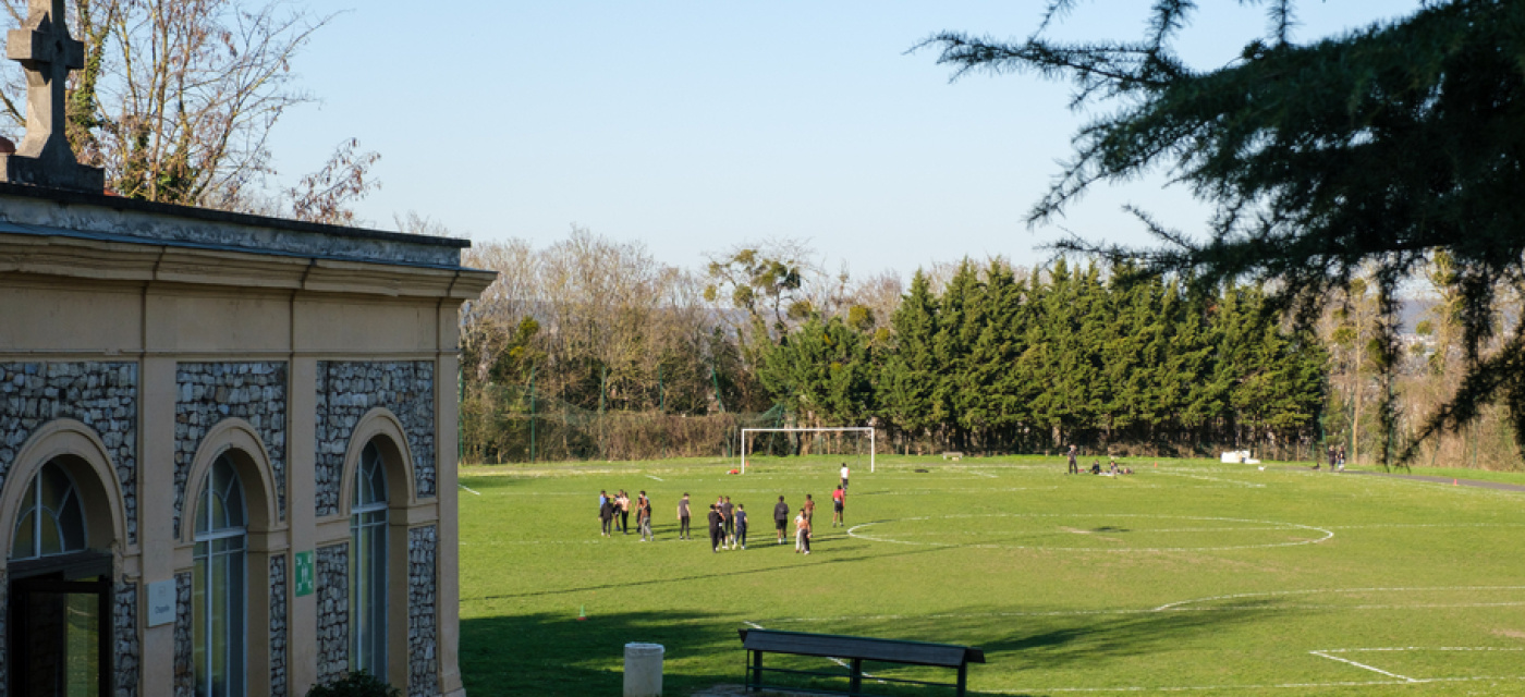 Vue sur le terrain avec des jeunes en train de s'entrainer