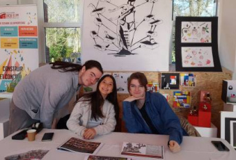 Trois jeunes collégiens au forum des métiers 
