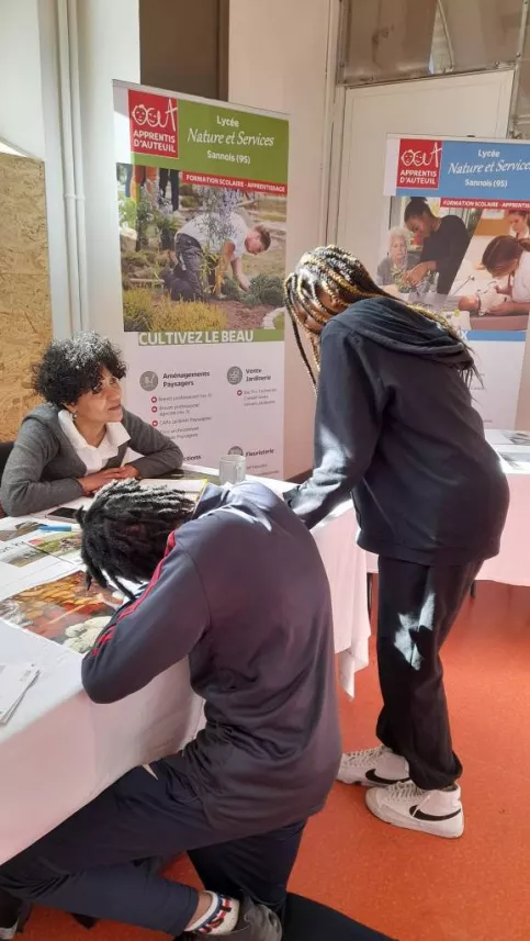 Les jeunes collégiens de Thiais, Domont et Sannois au forum